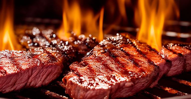 Beef ancho grelhado na churraqueira, há labaredas saindo da churrasqueira