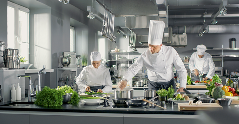 Cálculo de ingredientes: chefs em uma cozinha industrial. 