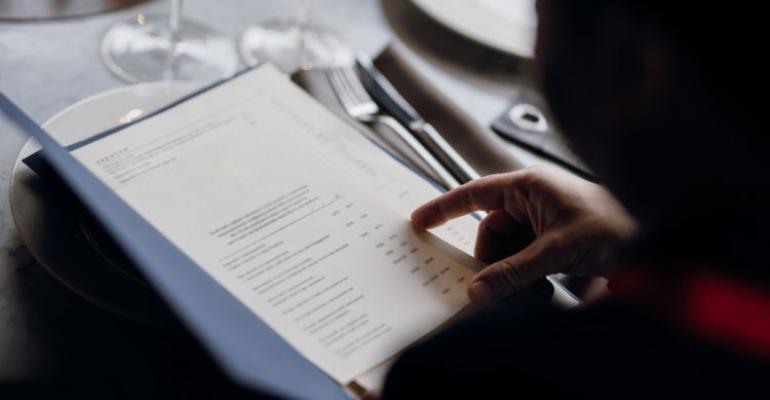 pessoa lendo cardápio de restaurante