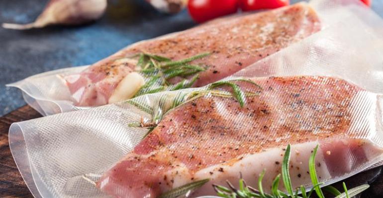 Fotografia de dois pedaços de carne sendo preparados para o cozimento com a técnica de sous-vide..jpg